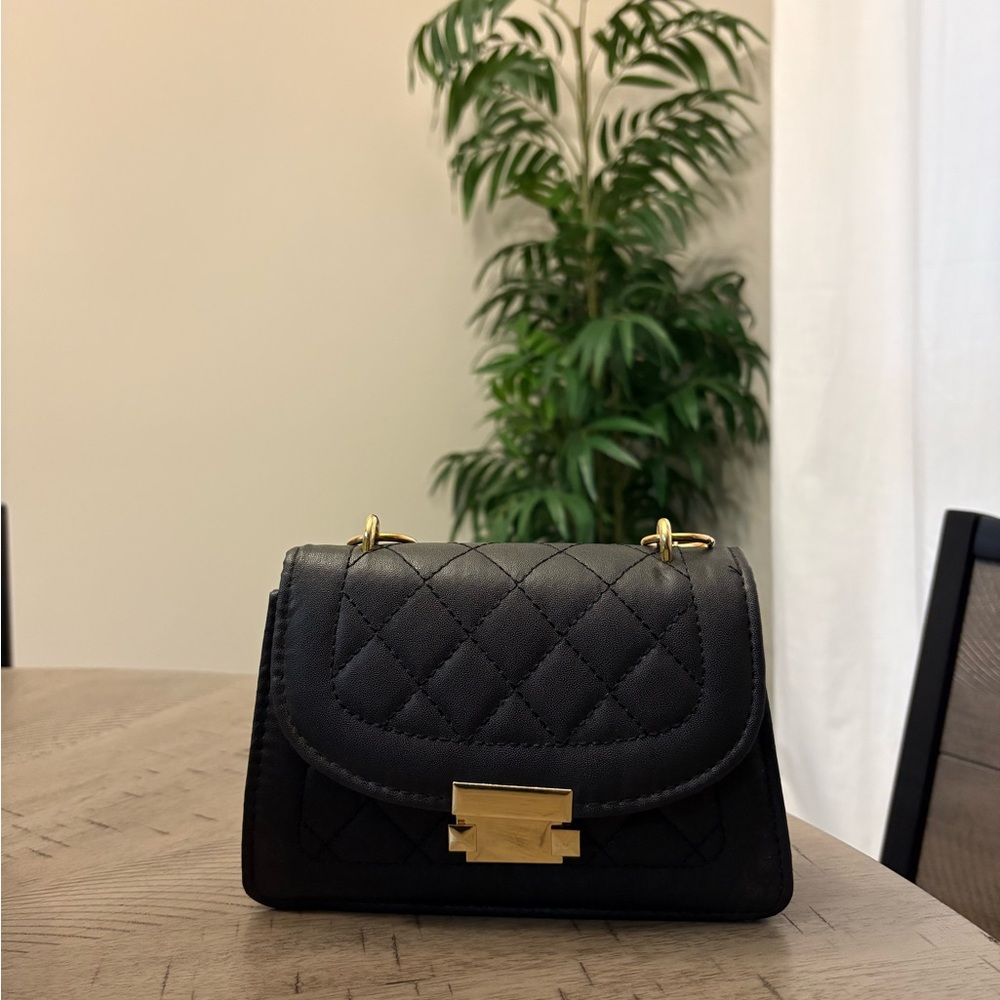Elegant Black Quilted Handbag